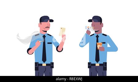 Mix race Security Guard Männer, Kaffeepause und Zigaretten rauchen zwei Kollegen in Uniform horizontale Kommunikation isoliert Stock Vektor