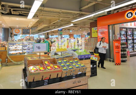 Menschen besuchen Woolworths Supermarkt in Melbourne, Australien Stockfoto