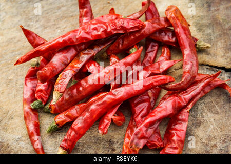 Getrocknete rote Chili auf Holz-/Haufen trockene rote Chilischoten auf alten Holz Hintergrund Stockfoto