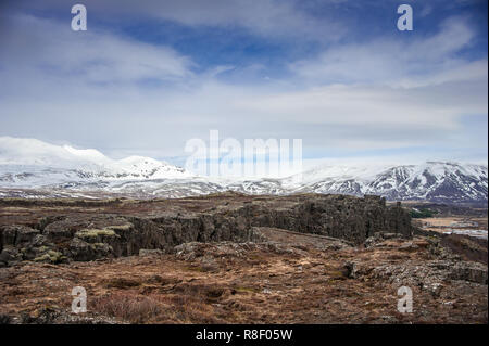 Tektonische Platten kollidieren in der Mittelatlantische rift valley Der Nationalpark Thingvellir, Island. Vulkanische Landschaft, mit bunten Rock Fissuren Stockfoto