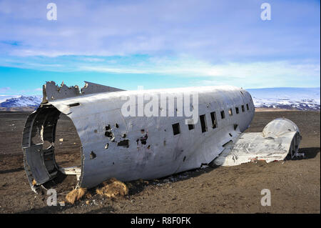 Twisted Wreckage von verlassenen US-Militär Flugzeug sitzt auf Solheimasandur schwarzer Sandstrand, in der Nähe von Vik im südlichen Island Stockfoto