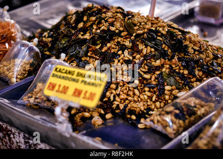 Gebratene Erdnüsse mit kühlen Pfeffer - traditionelle asiatische Street Food. Asiatische, indische und chinesische Street Food. Food Court auf dem lokalen Markt der Insel Langkawi, Stockfoto