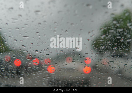 Regentropfen auf dem Auto Glas Hintergrund. Straße Blick durch Fenster mit  Regentropfen, das Fahren bei Regen. Abstrakte Verkehr in regen Tag. Blick  aus dem Auto Meer Stockfotografie - Alamy