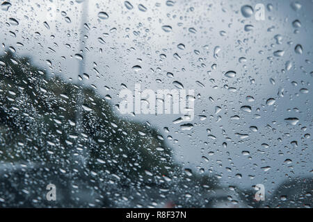 In Regen Auf Der Straße Fahren, Blick Aus Dem Auto Fenster