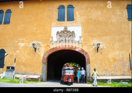Festung Galle, Sri Lanka: Tuk Tuk Antriebe durch den Eingang der alten holländischen Tor mit britischen Wappen oben. Stockfoto