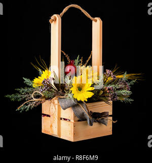 Blumen Blumenstrauß Anordnung in Pine Warenkorb auf schwarzen Hintergrund. Nahaufnahme. Stockfoto