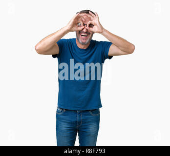 Stattliche mittleren Alter hoary älterer Mann wearin Gläser über isolierte Hintergrund tun ok Geste wie Fernglas Zunge heraus, Augen throug Stockfoto