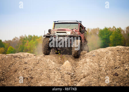 Classic Red off road Auto bewegen auf Schmutz Gelände Stockfoto
