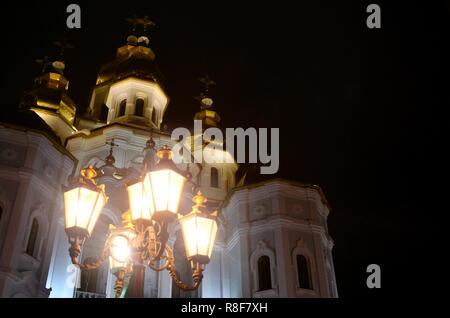 Kirche des Heiligen Myrrh-Bearers des Spiegels stream. Charkow. In der Ukraine. Detaillierte Foto von Kirche mit goldenen Kuppeln und Relief Dekore in der Nacht Stockfoto