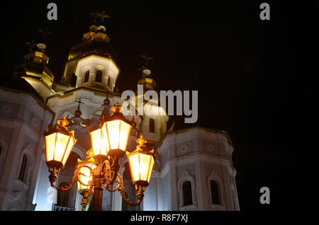 Kirche des Heiligen Myrrh-Bearers des Spiegels stream. Charkow. In der Ukraine. Detaillierte Foto von Kirche mit goldenen Kuppeln und Relief Dekore in der Nacht Stockfoto