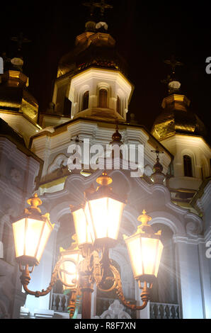 Kirche des Heiligen Myrrh-Bearers des Spiegels stream. Charkow. In der Ukraine. Detaillierte Foto von Kirche mit goldenen Kuppeln und Relief Dekore in der Nacht Stockfoto