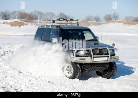 Alte SUV im Schnee Stockfoto