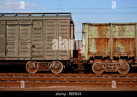 Detaillierte Foto von Eisenbahn Güterwagen. Ein Fragment der Komponenten der Güterwagen auf der Eisenbahn bei Tageslicht Stockfoto