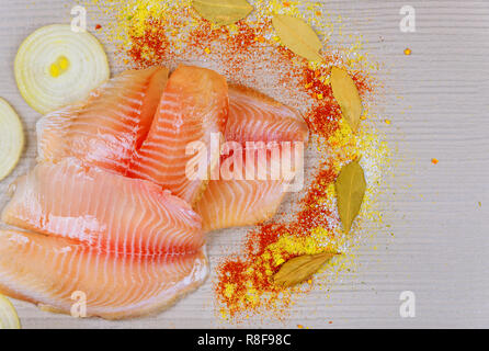 Oben Blick auf rohe frische tilapia Filets auf Schneidebrett Stockfoto