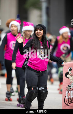 Houston, Texas, USA - 22. November 2018 Der H-E-B Thanksgiving Day Parade, Mitglieder der Houston Roller Derby winkt für die Zuschauer Stockfoto