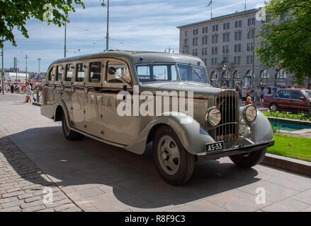 Das historische Fahrzeug, der Sisu 322 Bus aus dem Jahr 1933, wurde im Dienste der Helsinki Jazz Band „Dallapé“ in sein Aussehen zurückversetzt. Stockfoto