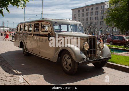 Das historische Fahrzeug, der Sisu 322 Bus aus dem Jahr 1933, wurde im Dienste der Helsinki Jazz Band „Dallapé“ in sein Aussehen zurückversetzt. Stockfoto
