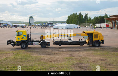 Vammas SB4500 Tow - hinter Sweeper löscht die Start- und Landebahn von Fremdkörpern und Schnee im Winter in Tikkakoski Flughafen Jyväskylä, Finnland. Stockfoto