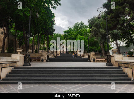 Baku/Aserbaidschan - 10. Mai 2018. Öffentlicher Park, Treppen Stockfoto