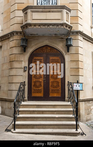 Baku/Aserbaidschan - 10. Mai 2018. Alte Holztür in das Museum Stockfoto