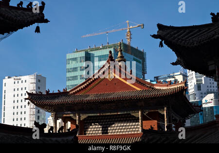 Ulaanbaatar/Mongolei - 11. November 2018: Choijin Lama Tempel gegen den Bau von neuen Gebäuden Stockfoto