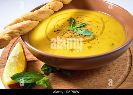 Türkische traditionelle Linsensuppe Cremesuppe mit Minze, Zitrone und hausgemachtes Brot. Ezogelin. Stockfoto