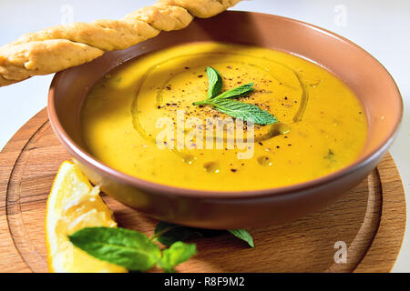 Türkische traditionelle Linsensuppe Cremesuppe mit Minze, Zitrone und hausgemachtes Brot. Ezogelin. Stockfoto