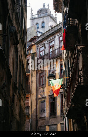 Portugiesische Flagge auf engen, kopfsteingepflasterten Straße zur Kathedrale Se in Porto, Portugal Stockfoto