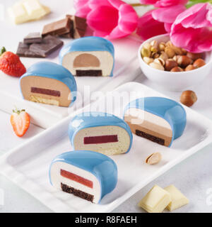 Der blaue herzförmige Mousse Kuchen mit verschiedenen Füllungen. Stockfoto