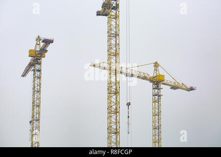 Drei Baukräne Teile auf hohe Gebäude Baustelle Stockfoto