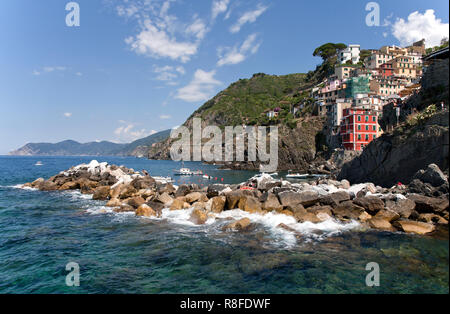 Blick auf den Hafen mit dem Schiff nach Riomaggiore, einem der fünf Dörfer, die von Italien Cinque Terre an der italienischen Riviera, ankommen. Stockfoto