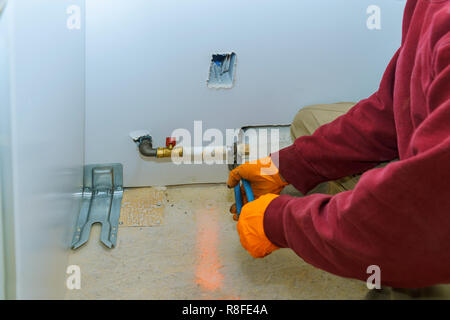 Man Installieren eines Geräts Gasherd in der Küche. Stockfoto