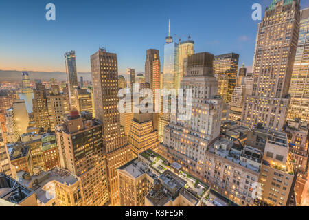 New York City Financial District Stadtbild in der Dämmerung von oben.