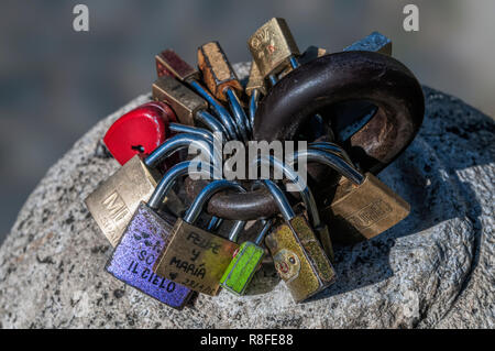 Versprechen der ewigen Liebe auf Vorhängeschlösser zu alten Metallring in der Stadt Rom angeschlossen Stockfoto