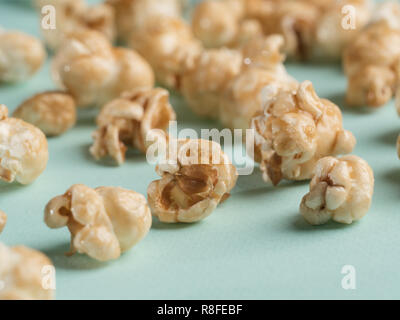 Popcorn auf blauem Hintergrund. Film Hintergrund mit kopieren. Vertikale. Selektive konzentrieren. Stockfoto