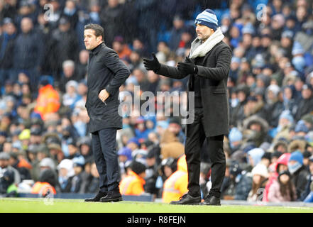 Manchester City Manager Pep Guardiola (rechts) und Everton manager Marco Silva während der Premier League Match an der Etihad Stadium, Manchester. Stockfoto