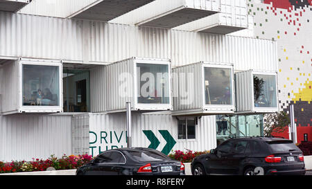 Hualin City, Taiwan - Dez. 7,2018 ersten Starbuck recycelten Behälter lagern in Taiwan im September 2018 eröffnet. Von dem japanischen Architekten Kengo Kuma auf Nanb konzipiert Stockfoto