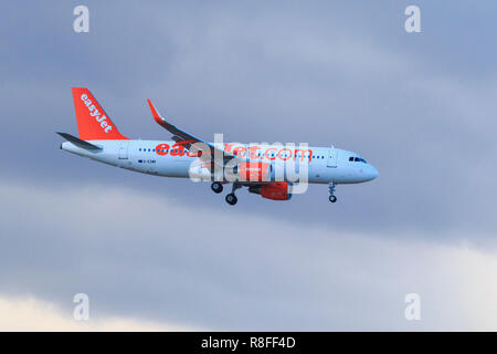 Flugzeug Airbus A 320-214 easyJet Landung in Teneriffa Flughafen Stockfoto