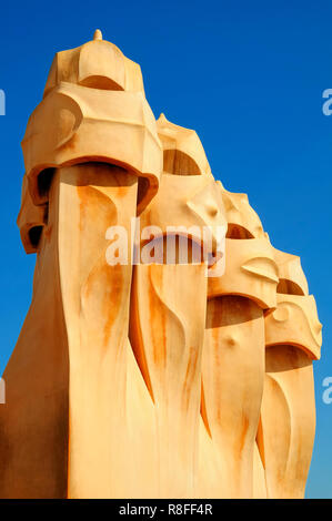 La Pedrera Casa Mila oder Stadthaus von Antoni Gaudi in Barcelona entworfen Stockfoto