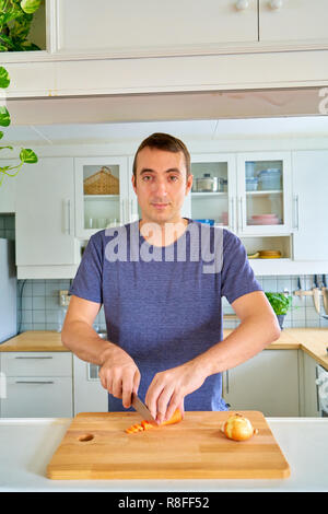 Hübscher Kerl posing - mit Blick auf die Kamera und Ernst Stockfoto