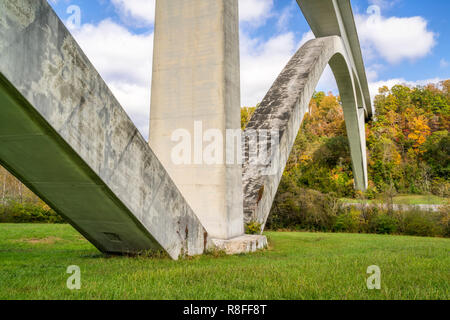 Double Arch Brücke auf Natchez Trace Parkway in der Nähe von Franklin, TN, Herbst Landschaft Stockfoto