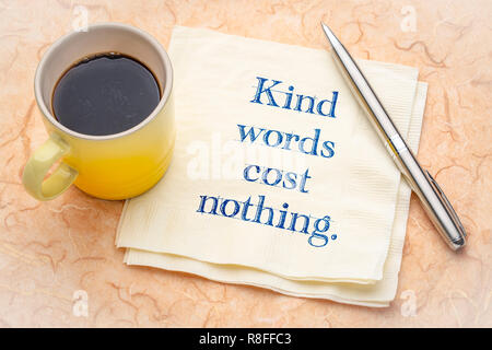 Freundlichen Worte nichts kosten - Handschrift auf eine Serviette mit einer Tasse Espresso Stockfoto