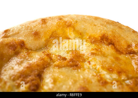 Traditionelle georgische Khachapuri auf weißem Hintergrund. Stockfoto
