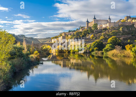Die alcazar von Toledo aus der Alcantara Bridge, Kastilien-La Mancha, Spanien Stockfoto