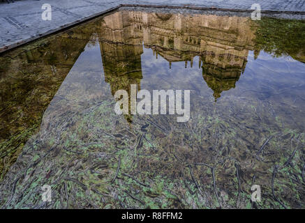 Reflexion der Kathedrale der Heiligen Maria von Toledo auf dem Rathausplatz pool Toledo, Kastilien-La Mancha, Spanien. Spanien. Stockfoto