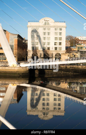 Hotel Malmaison Newcastle durch die Millenium Bridge gerahmt und in den Fluss Tyne, North East England, UK wider Stockfoto