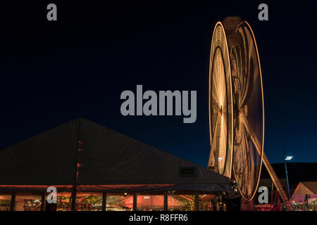 Weihnachtsmarkt von Lille Lungegaardsvannet See in der Innenstadt von Bergen, Norwegen. Riesenrad drehen. Stockfoto