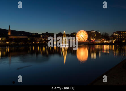 Weihnachtsbaum und Markt von Lille Lungegaardsvannet See in der Innenstadt von Bergen, Norwegen. Riesenrad drehen. Stockfoto