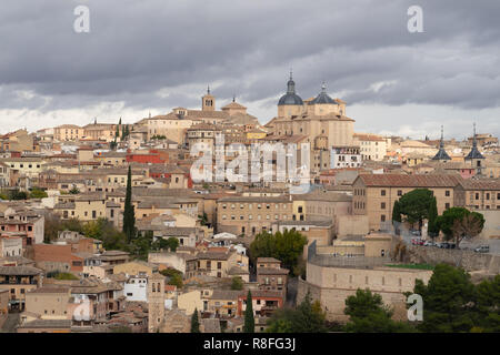 Die Skyline der Altstadt von Toledo, Kastilien-La Mancha, Spanien. Blick von der Ermita del Valle (Einsiedelei Virgen del Valle) am gegenüberliegenden Ufer des Ri Stockfoto