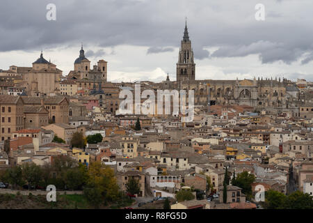 Die Skyline der Altstadt von Toledo, Kastilien-La Mancha, Spanien. Blick von der Ermita del Valle (Einsiedelei Virgen del Valle) am gegenüberliegenden Ufer des Ri Stockfoto